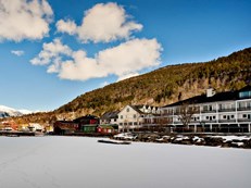 Innsjøen ved siden av hotellet om vinteren