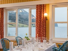 Restaurant Raftevold med utsikt mot sjøen