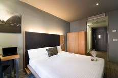 First Hotel Petit Palace Tres Cruces