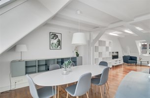 Moderne møbler ved stue Ettromsleilighet. Bilde.