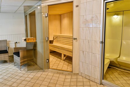 Avslappingsområde med badstue. Bilde.