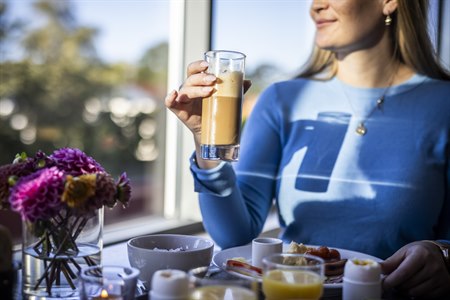 Frokostbuffet på First Hotel Planetstaden. Bilde.