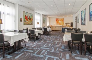Fin restaurant med utsikt over gaten. Bilde.
