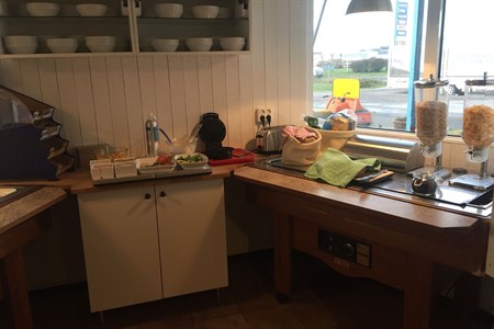 Frokostbuffet på Hotell E10 Kiruna. Bilde.