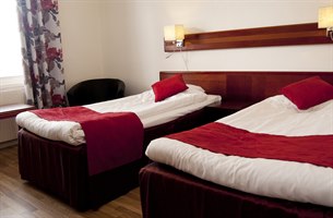 Standard twin rom Hotel Kung Gosta. Bilde.