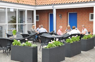 Gjester samler seg på konsert på Skagen Motel. Bilde.
