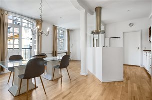 Klassisk stuedesign hotellleilighet. Bilde.