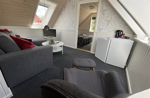 Suite med grå møbler. Bilde.