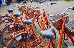 Orange leide sykler av Skagen Motel. Bilde.