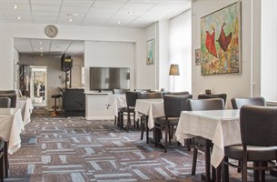 Fin restaurant med utsikt over gaten. Bilde.