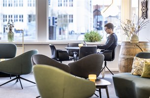 Sittegruppe i lobbyen. Bilde.