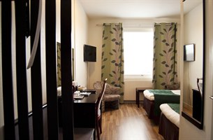 Standard twin rom Hotel Kung Gosta. Bilde.
