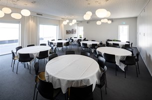 Runde konferansebord. Bilde.
