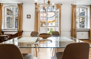 Klassisk stuedesign hotellleilighet. Bilde.