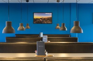 Fin og moderne restaurant Hotel Søma Nuuk. Bilde.