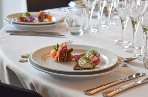 Mat ved et dekket restaurantbord. Bilde.