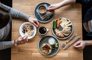To personer spiser frokost. Bilde.