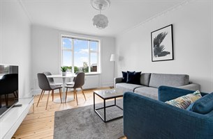 Moderne møbler i stue hotell leilighet rom. Bilde.