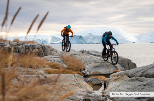 To personer på mountainbikes.  Bilde