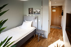 Lite rom the studio hotel Kista. Bilde.