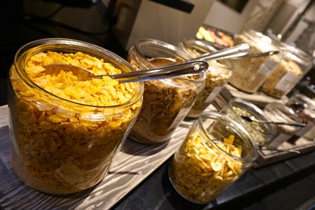 Krukker med frokostblandinger. Bilde.