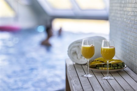 Fint svømmebasseng på First Hotel. Bilde.