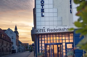 Fasade og inngang til hotellet. Bilde.