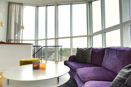 Sofa i suiten. Bilde.