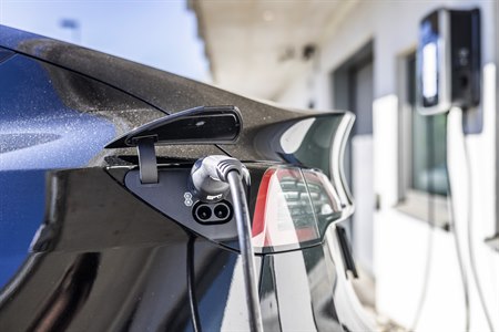 Elektrisk lading i parkering. Bilde.