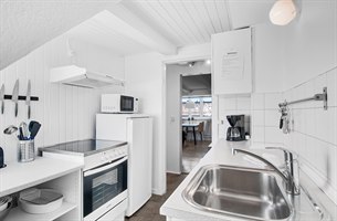 Fint kjøkken liten toromsleilighet. Bilde.