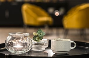 En kopp kaffe på et bord. Bilde.