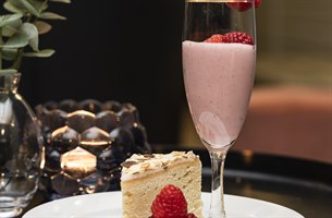 Kake og et glass smoothie. Bilde.
