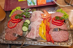 Deilig salami frokostbuffé. Bilde.