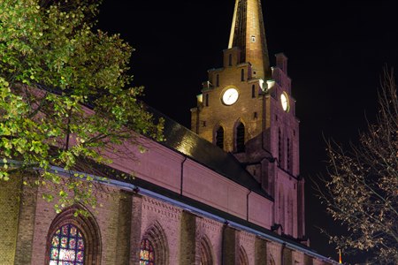 S:t. Nikolai kirke i Halmstad om natten. Bilde.