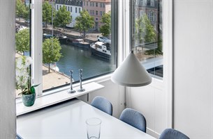 Fin bryggeutsikt fra hotellleilighet Christianshavn. Bilde.