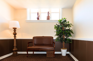 Resepsjon med brune møbler Foldens Hotel. Bilde.