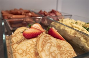 Pannekaker på frokostbuffeen. Bilde.