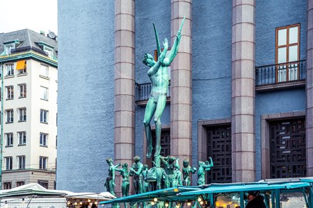 En statue på et torg. Bilde.