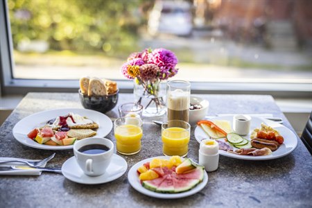 Frokostbuffet på First Hotel Planetstaden. Bilde.