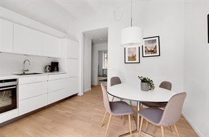 Kjøkken to roms leilighet. Bilde.