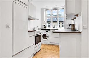 Moderne kjøkkenfasiliteter hotell leilighet rom Ydre Österbro. Bilde.