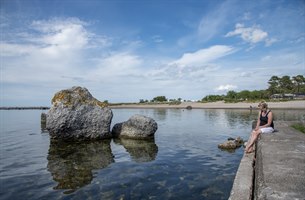 kvinne på brygga ved sjøen