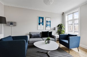 Moderne stue hotell leilighet rom. Bilde.