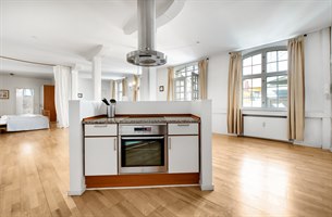 Åpent kjøkken hotellrom leilighet. Bilde.