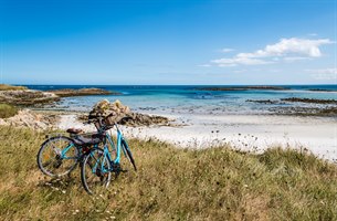 To sykler er parkert ved Grenen strand. Bilde.