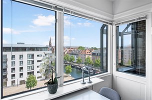 Fin bryggeutsikt fra hotellleilighet Christianshavn. Bilde.