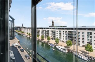 Fin bryggeutsikt fra hotellleilighet Christianshavn. Bilde.