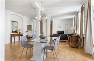 Klassisk stuedesign hotellleilighet. Bilde.