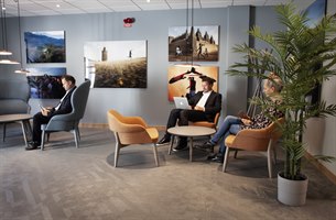 Moderne resepsjon the studio hotel Kista. Bilde.