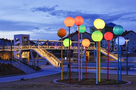 Lyspærekunst på rutebilstasjonen, Halmstad. Bilde.